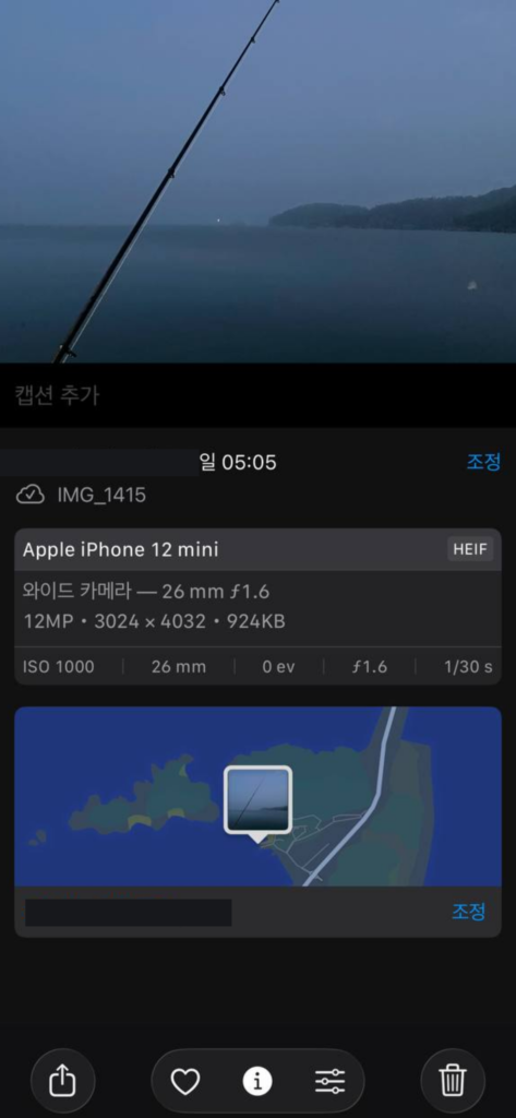 iPhone 사진 정보 패널에서 파일 이름과 촬영 정보를 확인하는 화면